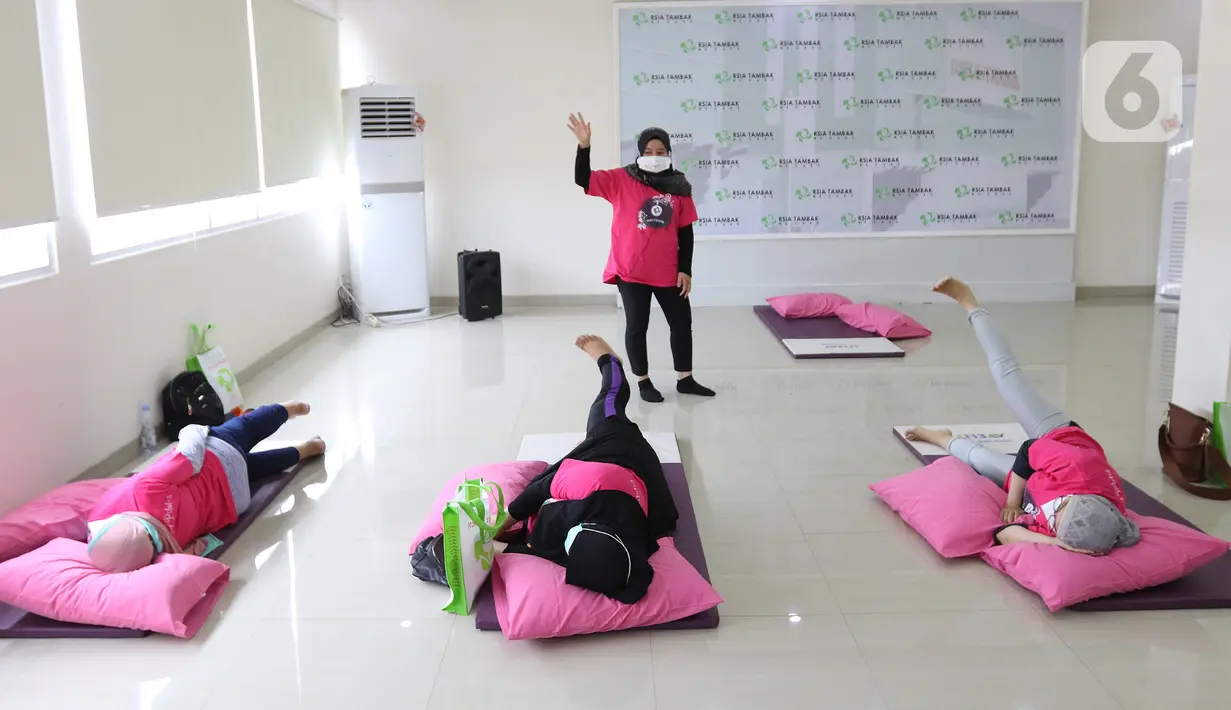 Instruktur memberikan arahan kepada perempuan hamil yang mengikuti senam hamil di Rumah Sakit Ibu dan Anak Tambak, Jakarta, Sabtu (10/04/2021). Senam untuk ibu hamil mulai dilaksanakan secara offline setelah para petugas medis menerima vaksinasi Covid-19. (Liputan6.com/Herman Zakharia)