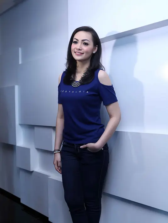 "Kalau sudah waktunya pastilah menikah. Tapi saat ini semua masih teman, masih menikmati sendiri dulu," kata anak kedua pasangan George Jusung (alm) dan Juniarty Zulanifah. (Nurwahyunan/Bintang.com)