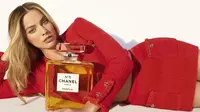 Gaya Serba Merah Margot Robbie dalam Debutnya Sebagai BA Baru Parfum Ikonik Chanel N°5