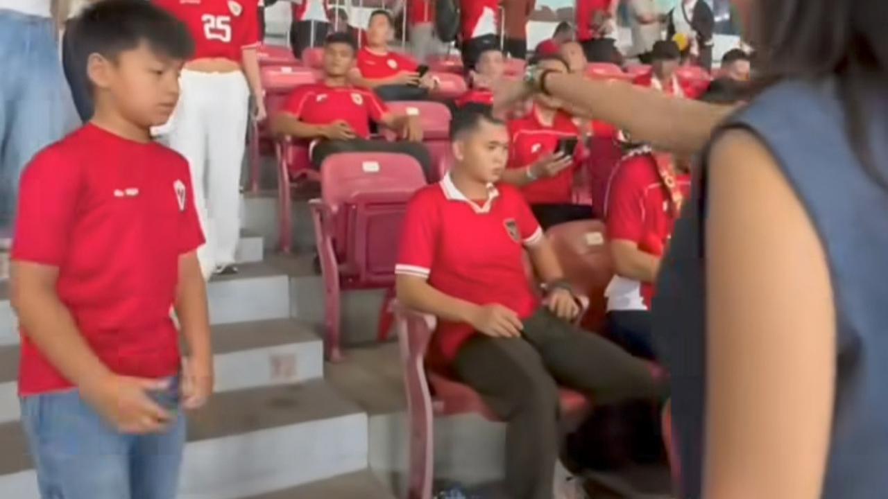 Dititip Nia Ramadhani, Potret Magika Ditemani Azizah Salsha Saksikan Laga Timnas Indonesia Vs China di GBK