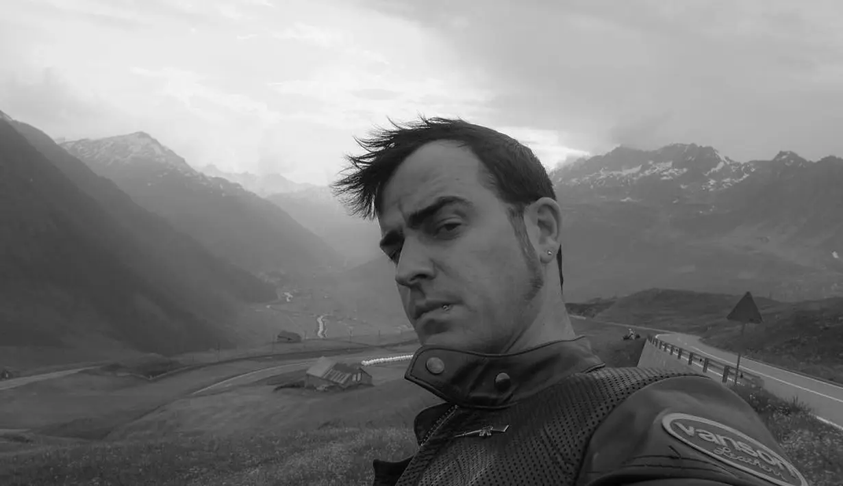 "Justin masih membiarkan mobilnya karena ia berada di luar kota. Dan Jen pun masih sibuk syuting di Italia," jelas sumber. (instagram/justintheroux)