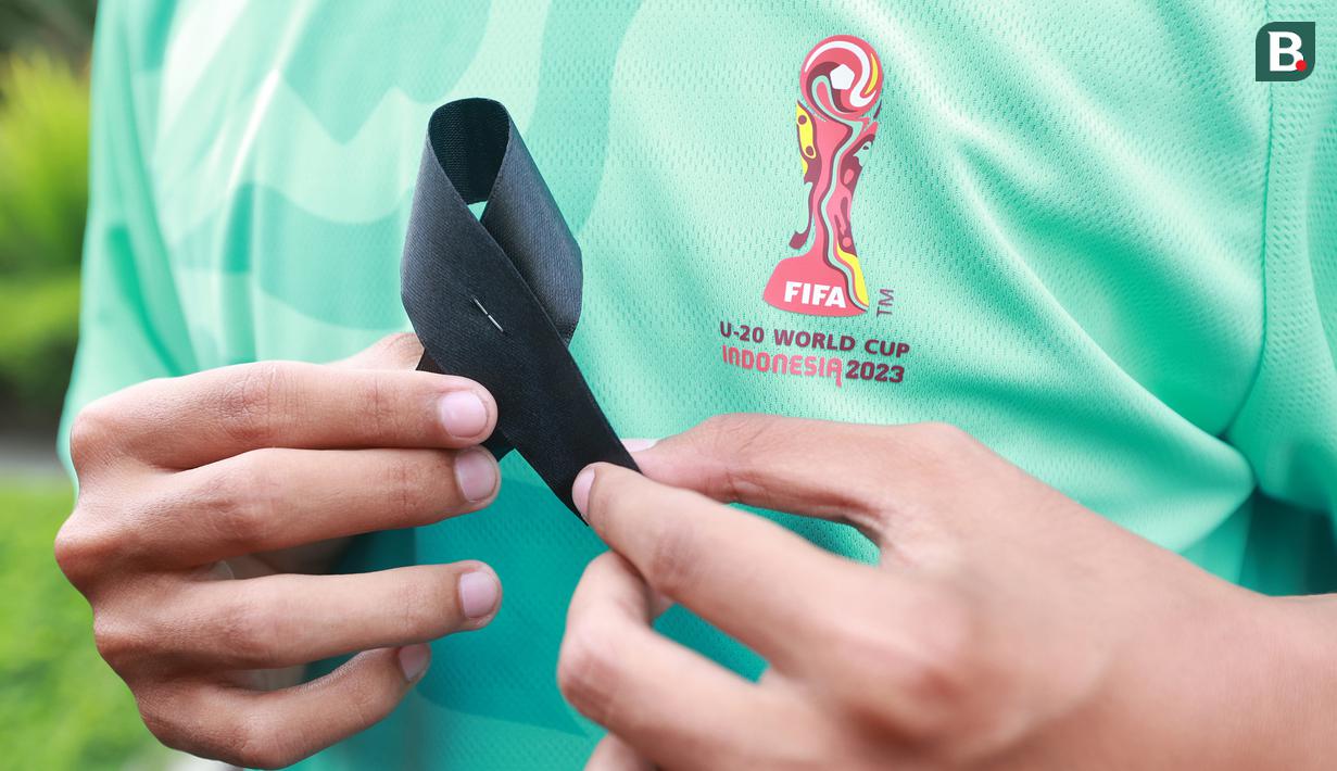Aksi ini meliputi pembagian pita hitam sebagai wujud empati batalnya Indonesia menjadi tuan rumah Piala Dunia U-20 2023 serta untuk memperingati Tragedi Kanjuruhan yang dipusatkan di trotoar FX Sudirman, Jakarta, Jumat (31/3/2023). (Bola.com/M Iqbal Ichsan)