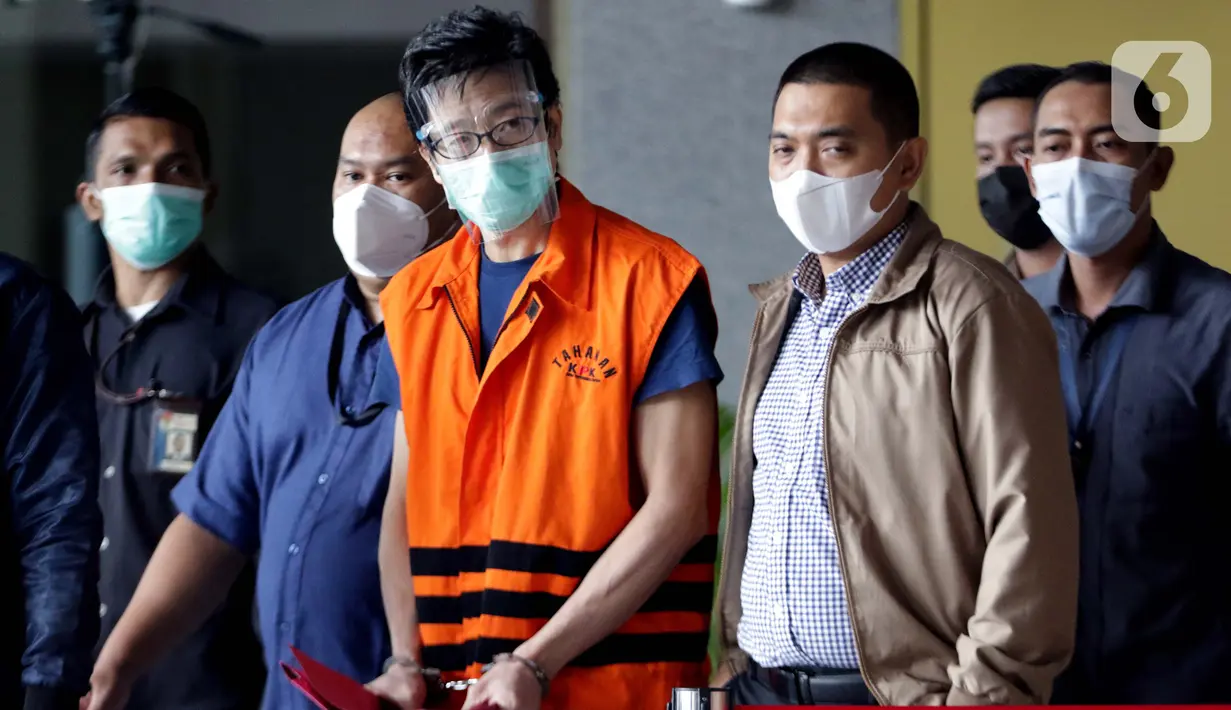 Tersangka dugaan suap, Samin Tan (tengah) jelang rilis penahanan di Gedung KPK, Jakarta, Selasa (6/4/2021). Samin Tan ditahan KPK terkait dugaan suap kepada mantan anggota DPR Eni Maulani Saragih untuk pengurusan terminasi kontrak PKP2B PT AKT di Kalimantan Tengah. (Liputan6.com/Helmi Fithriansyah)