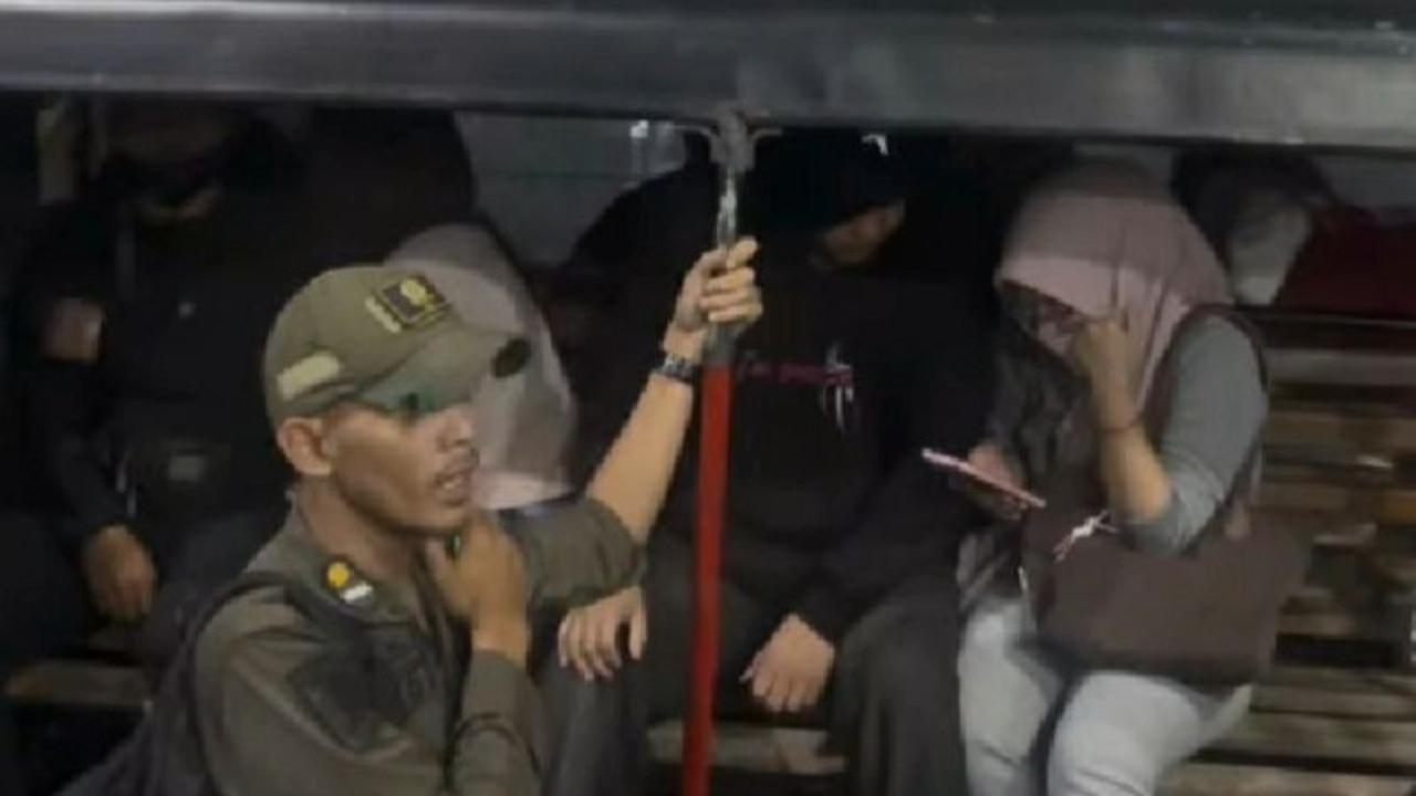 Puluhan Pasangan Bukan Suami Istri Terjaring Razia Kos Karawang, Langgar Perda Ketertiban Umum