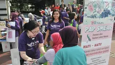 Dokter yang tergabung dalam Ikatan Ahli Patologi Indonesia (IAPI) memeriksa tensi warga saat Hari Bebas Kendaraan Bermotor (HBKB) atau car free day di kawasan Bundaran HI, Jakarta, Minggu (18/11). (Merdeka.com/Iqbal S. Nugroho)