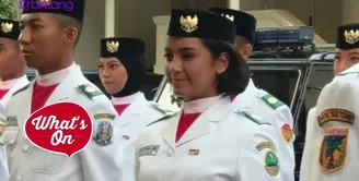 Gloria Natapradja Hamel akhirnya ikut dalam pasukan paskibraka penurunan bendera (17/8) di Istana Merdeka.