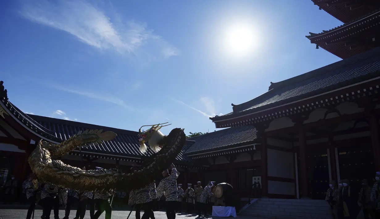 Penduduk setempat memainkan "Kinryu no Mai," atau Tarian Naga Emas di Kuil Sensoji di lingkungan Asakusa di Tokyo, Senin (18/10/2021). Naga Jepang  adalah makhluk legendaris yang beragam dalam mitologi dan cerita rakyat Jepang.(AP Photo/Eugene Hoshiko)