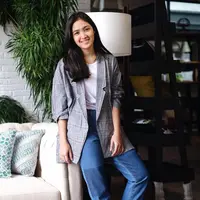 Tren layering memang selalu jadi pusat perhatian, temasuk padu-padan pesinetron eksis ini. (Sumber foto: cutsyifaa/instagram)