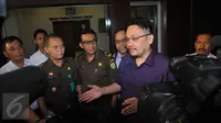 Farhat Abbas saat berada di Kejaksaan Negeri Jakarta Selatan, Kamis, (1/10/2015). Kejari Jakarta Selatan resmi menetapkan Farhat Abbas sebagai tahanan kota selama 20 hari ke depan. (Liputan6.com/Faisal R Syam)