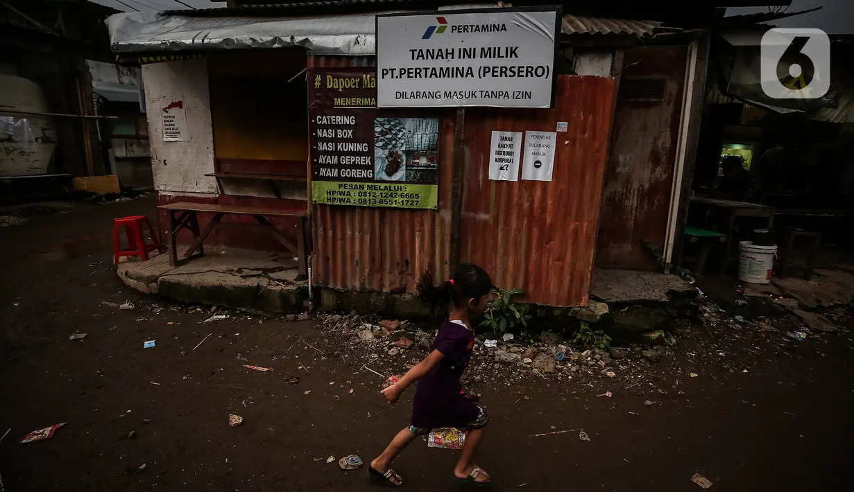 Seorang anak bermain di antara reruntuhan rumah di kawasan permukiman Jalan Pancoran Buntu II, Pancoran, Jakarta, Selasa (30/3/2021). Anak-anak yang tidak tahu permasalahan atas sengketa tanah menjadi korban dan terpaksa bermain di sisa reruntuhan tempat tinggal mereka. (Liputan6.com/Johan Tallo)