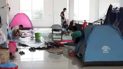 Sejumlah pencari suaka mendirikan tenda di dalam gedung bekas Markas Kodim, Kalideres, Jakarta, Selasa (3/9/2019). Pemprov DKI Jakarta memberikan batas waktu hingga 31 Agustus 2019,  namun masih banyak pencari suaka memilih bertahan di gedung itu. (Liputan6.com/Helmi Fithriansyah)