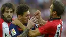 Lionel Messi terlibat perkelahian dengan pemain Athletic Bilbao, Carlos Gurpegi, dalam pertandingan Liga Spanyol di Stadion San Mames, Bilbao, Spanyol. (23/8/2015). (Reuters/Vincent West)