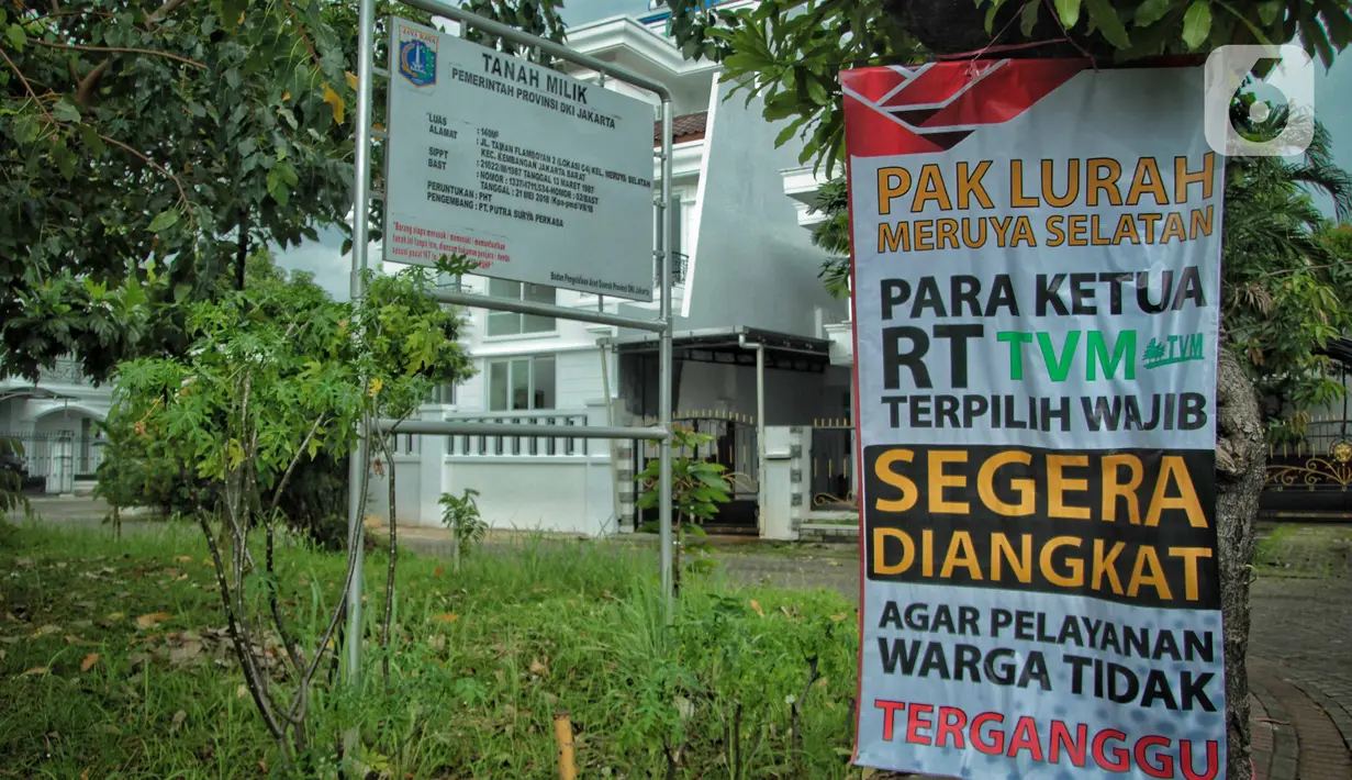 Spanduk meminta pelantikan RT di Meruya di Perumahan TMV Meruya Selatan, Kembangan, Jakarta Barat, Sabtu (26/2/2022). Spanduk berisikan tuntutan warga karena lambatnya Pemprov DKI untuk segera pihak kelurahan Meruya Selatan melantik RT terpilih sejak November 2021. (Liputan6.com/Faizal Fanani)