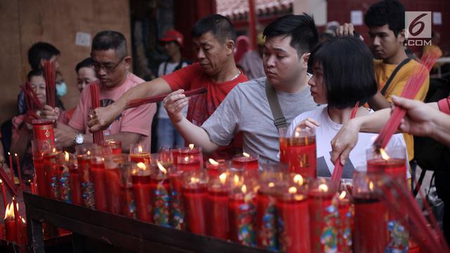 Sembahyang Imlek di Vihara Dharma Bakti