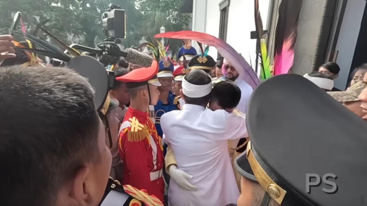 Dedi Mulyadi Peluk Anak-anak yang Usai Pendidikan Di Barak Militer
