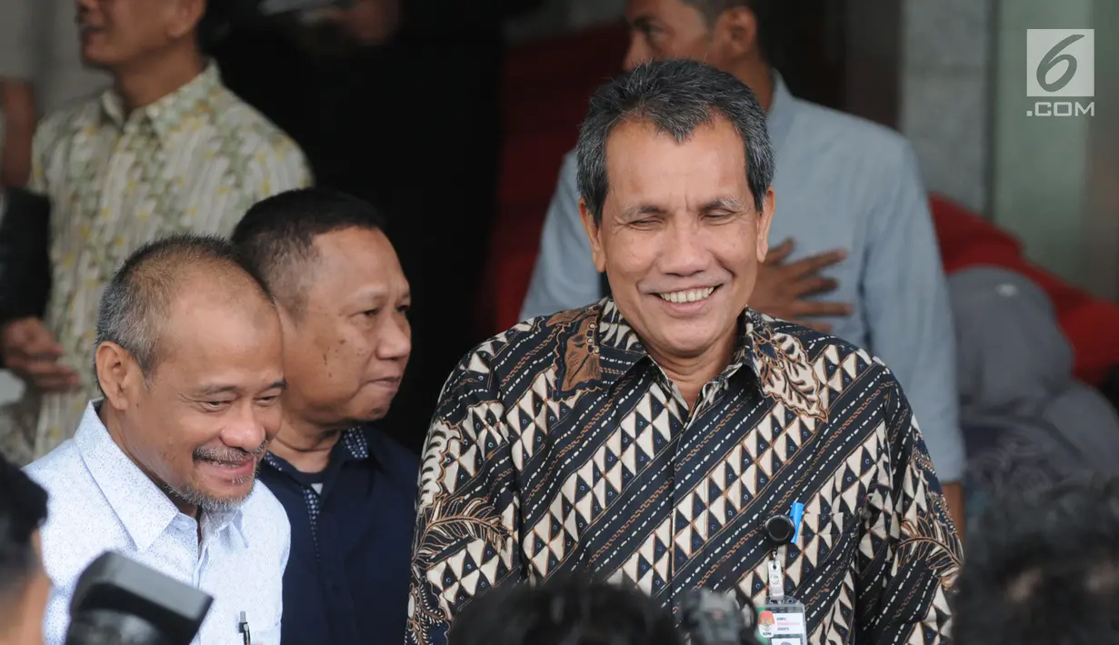 <p>Deputi Pencegahan KPK Pahala Nainggolan (kanan) bersama Ketua Pansus Hak Angket DPRD Sulawesi Selatan Kadir Halid usai menggelar pertemuan di Gedung KPK, Jakarta, Kamis (8/8/2019). Kadir berkonsultasi dengan KPK terkait pengangkatan dan pelantikan 193 pejabat Sulsel. (merdeka.com/Dwi Narwoko)</p>