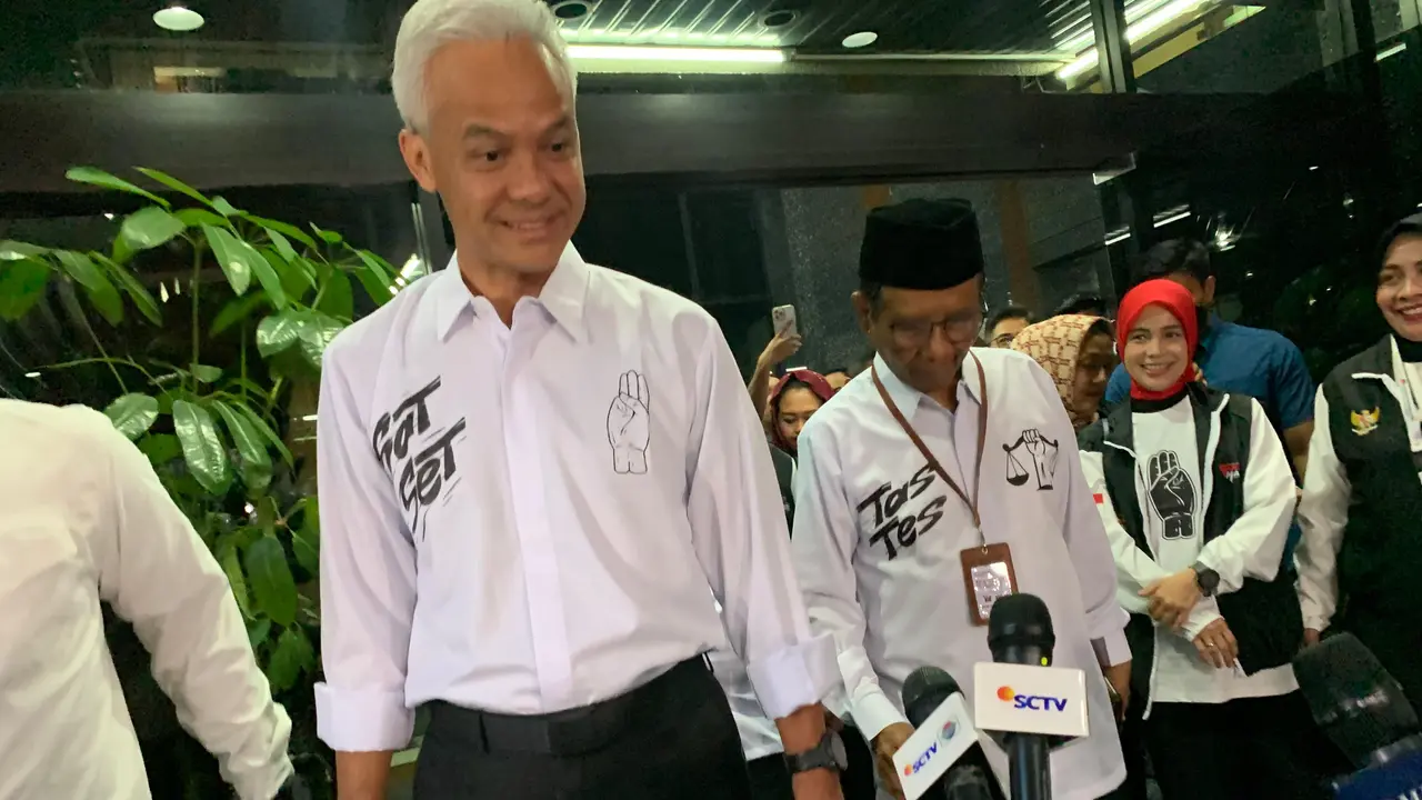 Calon presiden (capres) dan calon wakil presiden (cawapres) nomor urut 3 Ganjar Pranowo-Mahfud Md berangkat bersama menuju Komisi Pemilihan Umum (KPU) untuk debat capres perdana Pilpres 2024.