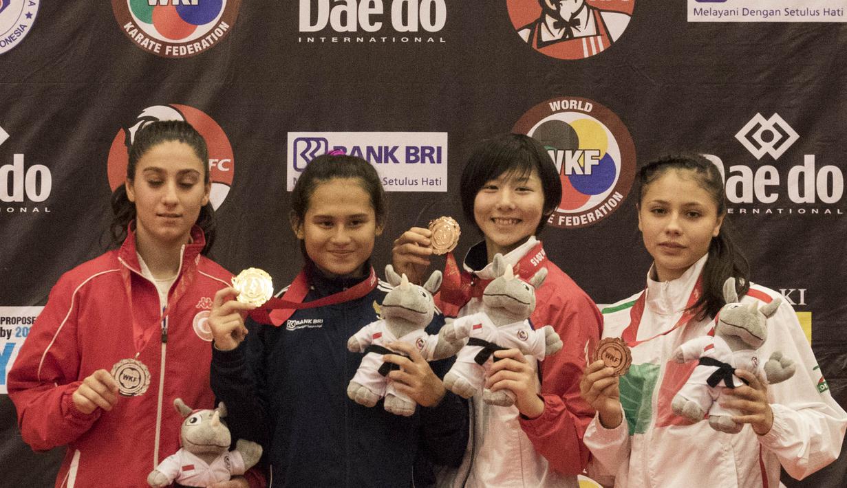 Karateka Indonesia, Ceyco Georgia Zefanya merayakan kemenangannya naik podium usai menjadi juara nomor junior Kumite 59+ kg di ICE BSD, Tangerang, Jumat (13/11/2015). (Bola.com/Vitalis Yogi Trisna) 