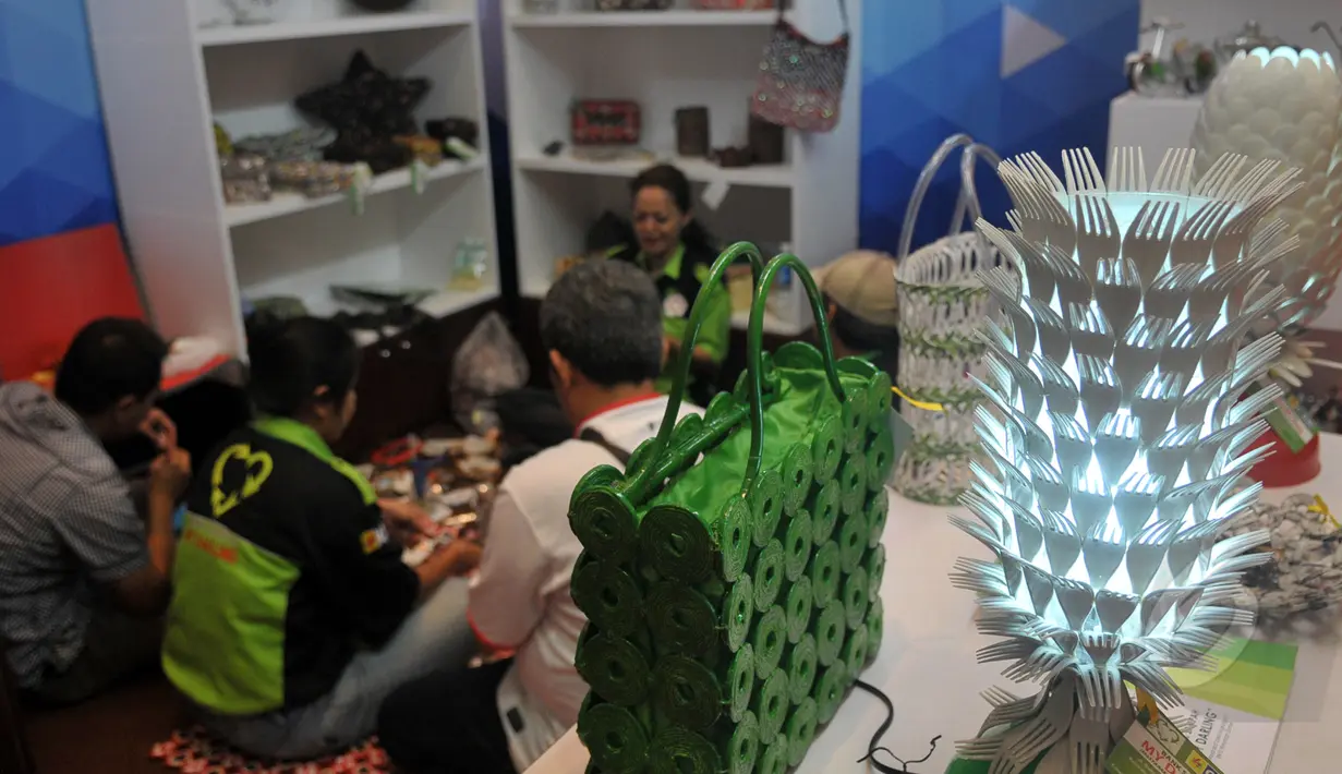 Limbah berupa sendok dan garpu plastik disulap menjadi produk cantik pada Agrinex Expo ke-9 yang digelar di JCC, Jakarta, Sabtu (21/3/2015). (Liputan6.com/Johan Tallo)