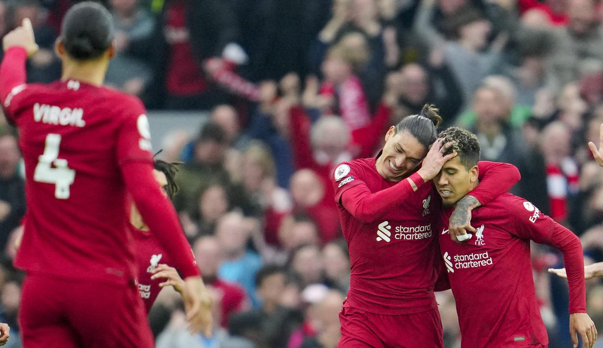Penyerang Liverpool Roberto Firmino berselebrasi dengan rekan setimnya setelah mencetak gol ke gawang Arsenal pada Liga Inggris pekan ke-30 yang digelar di Stadion Anfield, Liverpool, Minggu (9/4/2023). (AP Photo/Jon Super)
