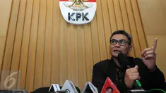 Pimpinan KPK, Johan Budi menggelar konferensi pers di gedung KPK, Jakarta, Selasa (1/12/2015) KPK menangkap anggota DPRD Banten dalam OTT (Operasi Tangkap Tangan) di kawasan Serpong, Tangerang. (Liputan6.com/Helmi Afandi)