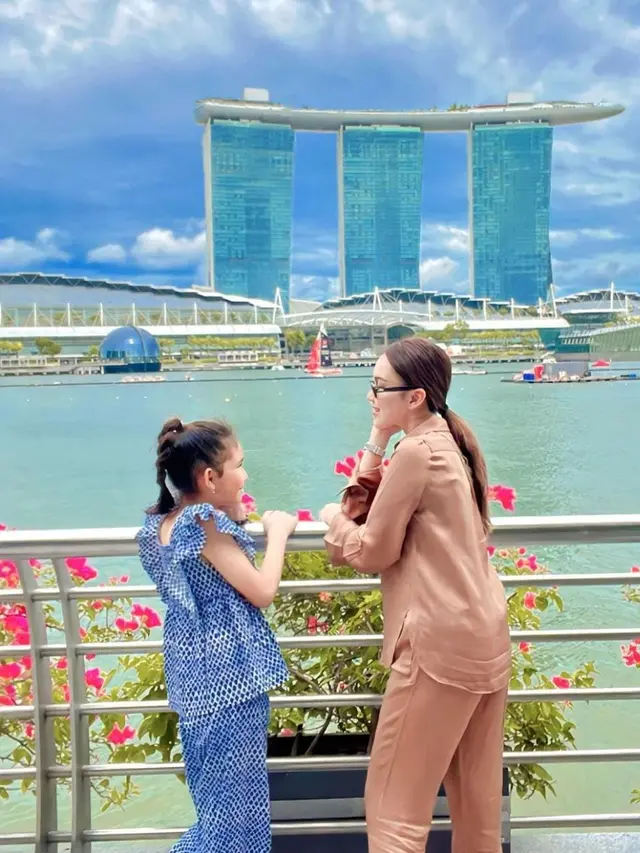 Ayu Ting Ting liburan ke Singapura