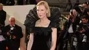 Cate Blanchett mengenakan gaun beludru hitam dengan kerah plissé bordir buatan tangan di sekitar leher, dipadukan dengan sepatu hak tinggi satin hitam. Cate Blanchett juga mengenakan cincin Infini dan anting-anting Whisper dari koleksi perhiasan mewah Louis Vuitton Mythica.