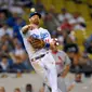 Pemain Los Angeles Dodgers, Logan Forsythe saat melempar bola pada awal inning 12 pertandingan bisbol melawan St. Louis Cardinals di Los Angeles (23/5). (AP Photo / Mark J. Terrill)