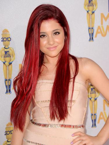Dulu Dan Kini Masih Remaja Bergaya Polos Sekarang Ariana Grande Tampil Edgy Dengan Dandanan Sensual Beauty Fimela Com