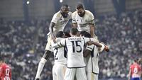 Pemain Real Madrid merayakan gol ke gawang Atletico Madrid pada laga semifinal Supercopa de Espana 2023/2024 yang digelar di Al-Awwal Park, Riyadh, Kamis (11/1/2024). Lima gol Real Madrid masing-masing dicetak Antonio Rudiger dan Ferland Mendy di babak pertama, Dani Carvajal di babak kedua, serta bunuh diri Stefan Savic dan aksi Brahim Diaz di masa extra time. (AP Photo)