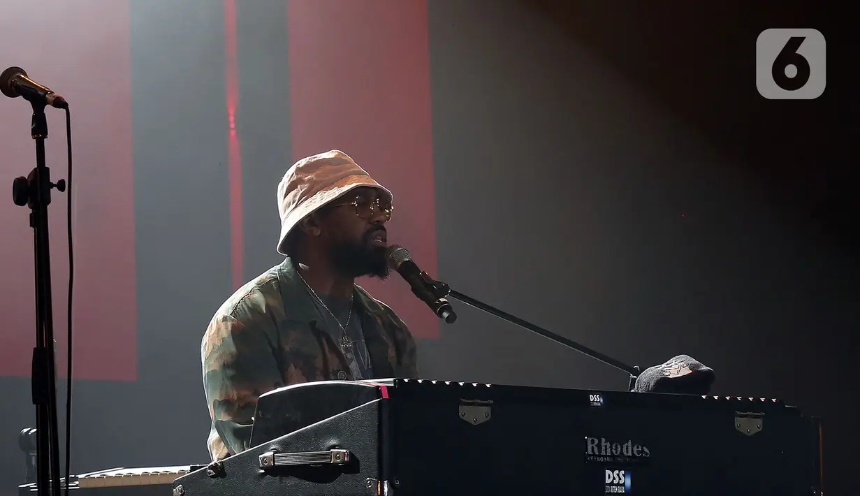 Musisi asal Amerika Serikat PJ Morton tampil pada special show hari kedua BNI Java Jazz Festival 2022 di JIExpo Kemayoran, Jakarta Pusat, Sabtu (28/5/2022). Perhelatan musik BNI Java Jazz Festival 2022 digelar pada 27-29 Mei dengan menampilkan musisi-musisi dari dalam dan luar negeri. (Liputan6.com/Johan Tallo)