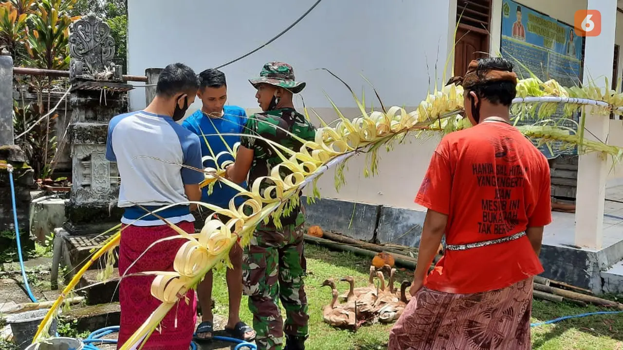 Kesibukan Para Bapak-bapak Semeton Hindu Pada Penampahan Hari Raya Galungan