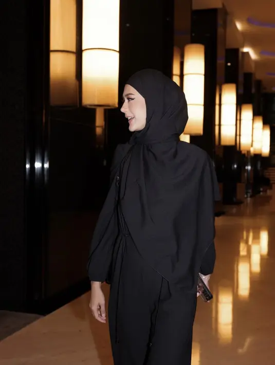 Tampil serba hitam, Paula tampil begitu modern dengan gaya hijab yang memukau.  [Foto: Instagram: Paula]