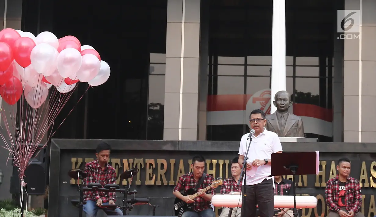 Inspektur Jenderal Kemenkumham, Aidir Amin Daud menyampaikan sambutan dalam acara lomba melukis massal di depan Kemenkumham, Jakarta, Minggu (13/8). Lomba melukis massal itu dalam rangka menyambut HUT Kemerdekaan RI ke-72. (Liputan6.com/Herman Zakharia)
