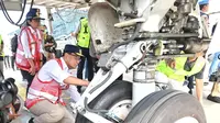 Menteri Perhubungan Budi Karya Sumadi melakukan ramp check terhadap salah satu pesawat Garuda Indonesia Berjenis Boeing 737, untuk memastikan pesawat dalam kondisi laik terbang. (Istimewa)