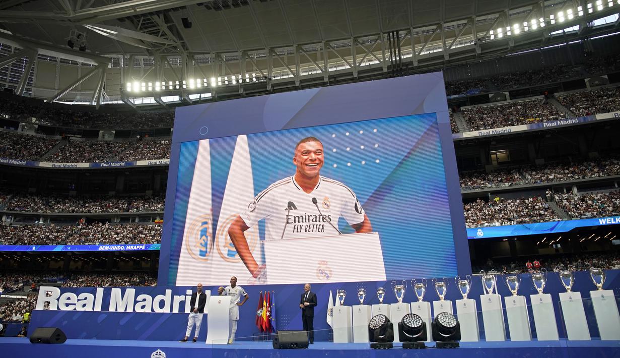 Real Madrid resmi memperkenalkan Kylian Mbappe sebagai pemain anyar di Stadion Santiago Bernabeu, Selasa (16/7/2024). (AP Photo/Andrea Comas)