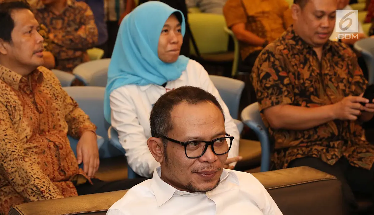 Menteri Tenaga Kerja, Hanif Dhakiri menghadiri acara penggalangan donasi publik untuk LBH Pers di Studio SCTV, Rabu (1/7). Penggalangan donasi yang hanya dilakukan sekitar 2 jam itu mengumpulkan dana sekitar Rp 116 juta. (Liputan6.com/Immanuel Antonius)