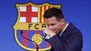 Lionel Messi tiba untuk memberikan konferensi pers di Stadion Camp Nou, Barcelona, ​​​​Spanyol, Minggu (8/8/2021). "Saya yakin bakal tinggal di Barcelona. Itulah yang saya inginkan. Tapi hari ini saya harus mengucapkan selamat tinggal," kata Messi. (AP Photo/Joan Monfort)
