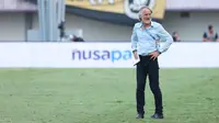 Pelatih Dewa United, Jan Olde Riekerink saat melawan PSIS Semarang pada laga pekan ke-8 BRI Liga 1 2023/2024 di Stadion Indomilk Arena, Tangerang, Senin (14/8/2023). Dewa United kalah telak 1-4 dari PSIS Semarang. (Bola.com/M Iqbal Ichsan)