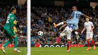 Gelandang Manchester City, Fabian Delph saat cetak gol ke gawang Steaua Bucuresti (Foto: AFP)