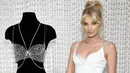 Model cantik, Elsa Hosk berpose dengan Fantasy Bra 2018 pada acara fashion Victoria's Secret di New York City, Senin (5/11). Fantasy Bra senilai Rp 15 miliar tersebut dinamai Dream Angels. (Dimitrios Kambouris/Getty Images for Victoria's Secret/AFP)