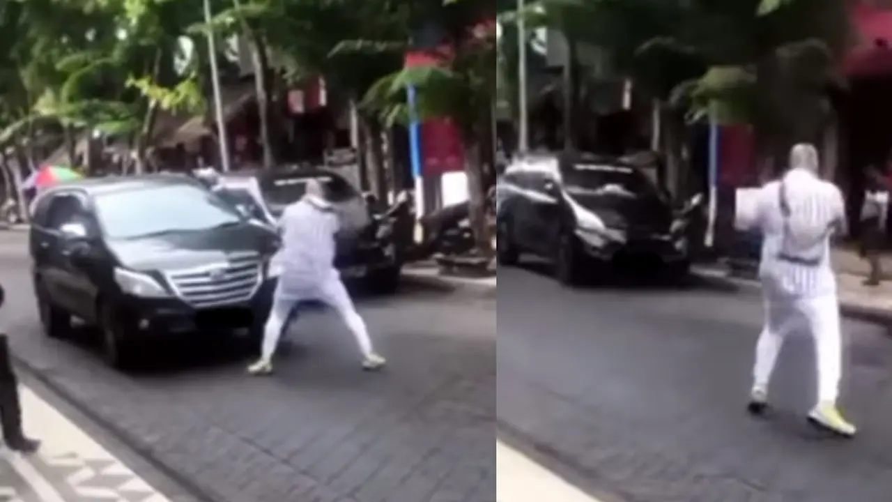 Bule berulah di tengah jalan (Instagram/@denpasar_info)