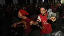 Suporter Arsenal bersorak gembira saat tim kesayangan mereka berhasil menjebol gawang lawan, Jakarta, Minggu ( 21/12/2014)(Liputan6.com/Miftahul Hayat)