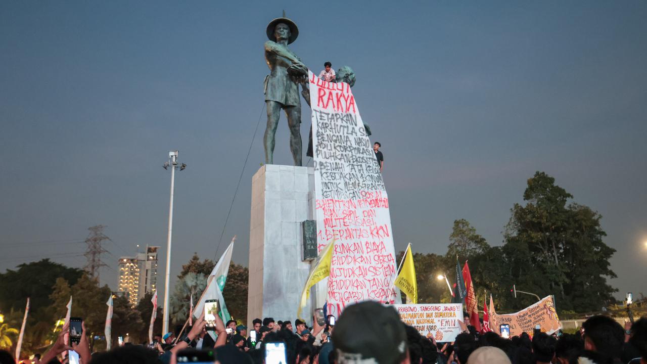 Aliansi Mahasiswa Sadar Panjat Tugu Tani, Bentangkan Spanduk Raksasa