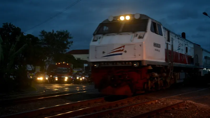 Kereta mulai melintas lagi mulai Kamis malam, usai longsor di jalur Garut. (Foto: Liputan6.com/Muhamad Ridlo)