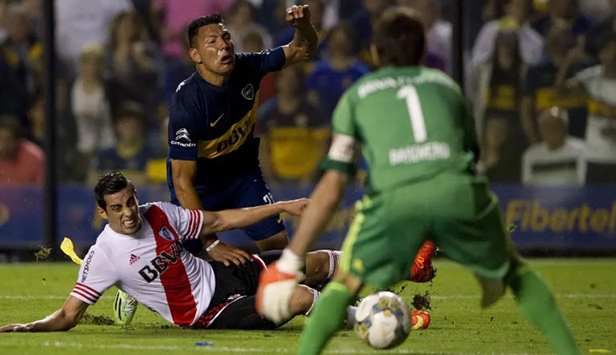Ramiro Funes Mori melakukan tekel pada laga Copa Sudamericana di Buenos Aires, Kamis (20/11/2014). Bek Argentina itu menjadi pembelian termahal bagi Everton pada musim ini. (AFP Photo/Alejandro Pagni)