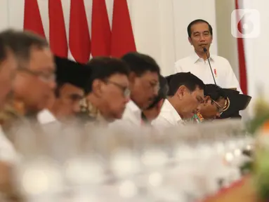 Presiden Joko Widodo saat memimpin rapat kabinet paripurna di Istana Merdeka, Jakarta, Kamis (24/10/2019). Dalam rapat kabinet paripurna perdana tersebut  mendengarkan arahan Presiden dan membahas anggaran pendapatan dan  belanja negara tahun 2020. (Liputan6.com/Angga Yuniar)