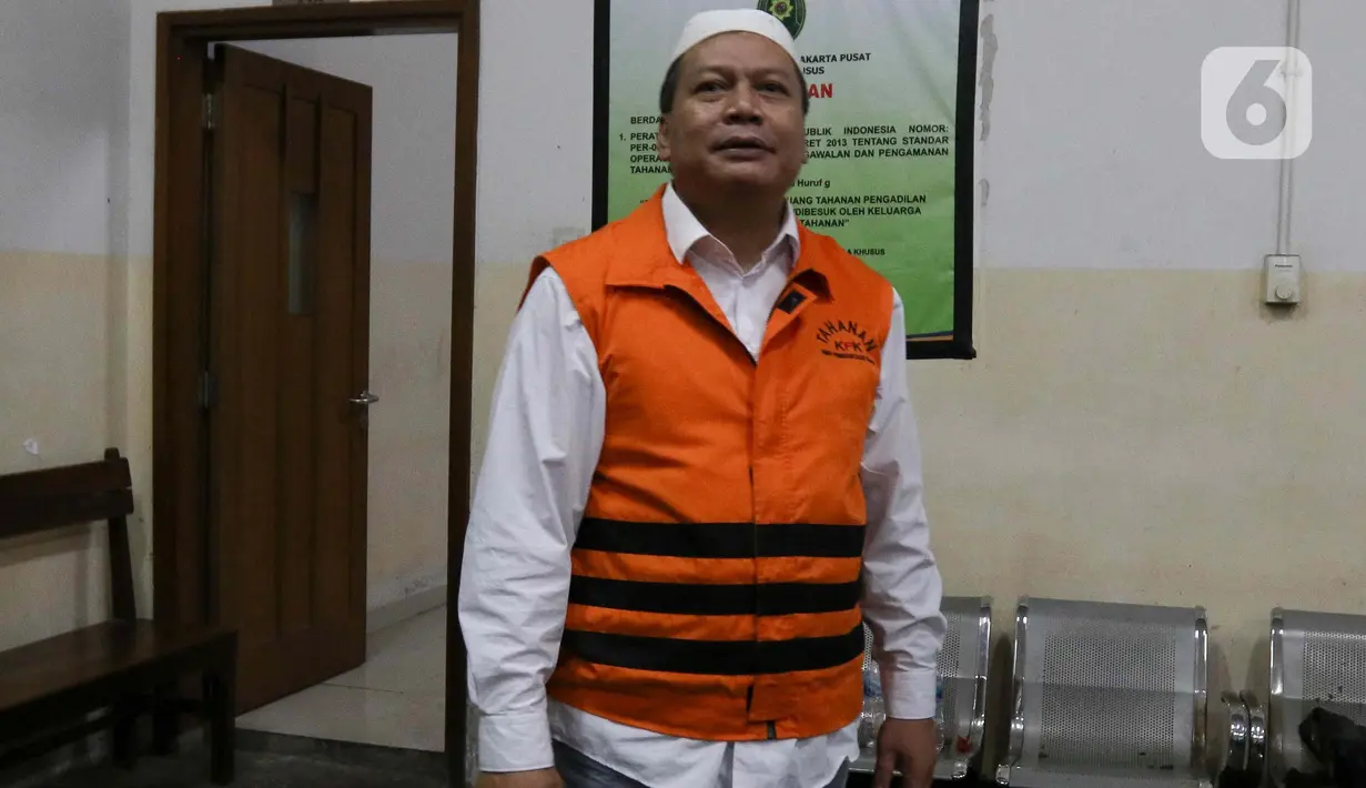 Bambang Kayun Panji Sugiharto divonis bersalah dan dijatuhi hukuman 6 tahun dan pidana denda Rp 200 juta. (Liputan6.com/Herman Zakharia)
