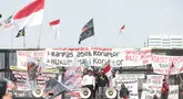 Sejumlah massa Aliansi Masyarakat Pati Bersatu (AMPB) menggelar aksi unjuk rasa di depan kompleks gedung wakil rakyat, Jakarta, Kamis (27/8/2026). Dalam aksinya, mereka menyuarakan tuntutan terkait pemberantasan korupsi, termasuk mendesak DPR dan pemerintah segera mengesahkan RUU Perampasan Aset serta menerapkan hukuman terberat bagi koruptor. (KLY/Budy Santoso)