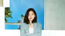 Untuk tampilan smart casual, bisa tiru gaya Seulgi Red Velvet berikut ini. Kombinasikan blazer warna biru muda dengan high waist jeans warna senada. Untuk inner, kamu bisa pakai tank top atau t-shirt (Instagram/hi_sseulgi).